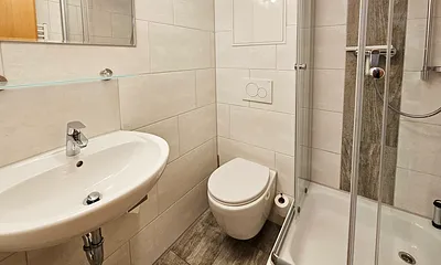 Bad mit Dusche/WC und Fön