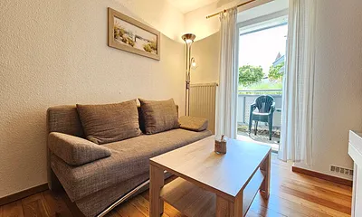 Schlafcouch und Zugang auf die Terrasse