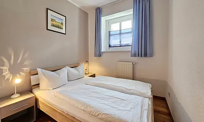 Schlafzimmer mit Doppelbett (140x200cm)