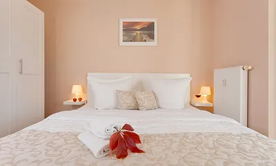 Schlafzimmer mit Doppelbett