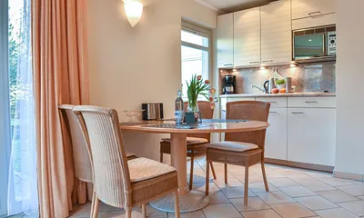 Küchenzeile mit Esstisch