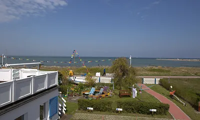 Blick vom Balkon. Im Vordergrund die Parkplätze.