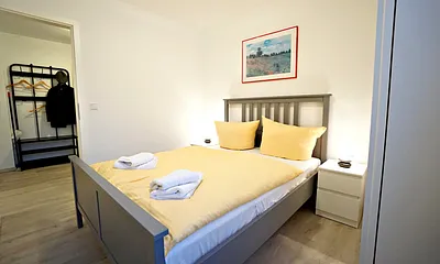 kleines Schlafzimmer mit Doppelbett (140cm breit)