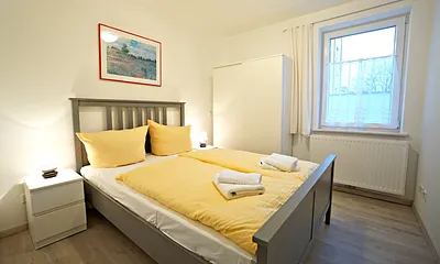 kleines Schlafzimmer mit Doppelbett (140cm breit)