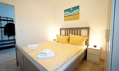 kleines Schlafzimmer mit Doppelbett (140cm)