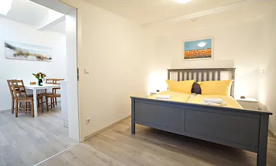 großes Schlafzimmer mit Doppelbett (160cm)