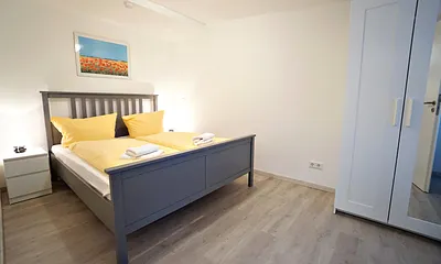 großes Schlafzimmer mit Doppelbett (160cm)