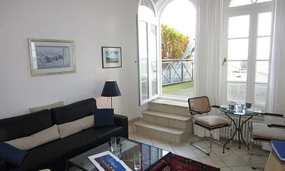 Wohnzimmer mit Blick in die Küche