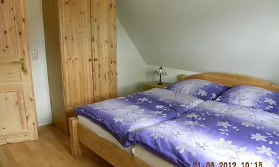 Schlafzimmer mit 2 Betten und Kinderbett
