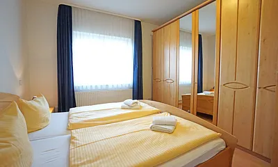Schlafzimmer mit großem Kleiderschrank