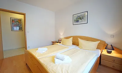 Schlafzimmer mit Doppelbett