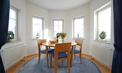 Esstisch im Wohnzimmer
