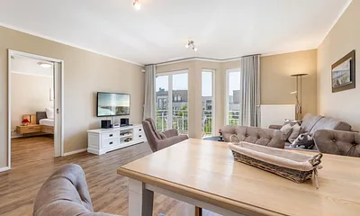 Blick zum Schlafzimmer. Verdunkelungsgardinen sind in allen Räumen vorhanden.