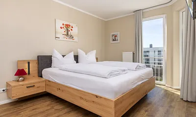 Das Schlafzimmer mit TV (oben links im Bild) ...