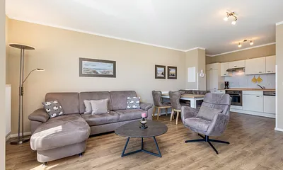 Die Fewo liegt im 2.OG. Ein Fahrstuhl ist vorhanden. Im Haus können Sie Fitnessraum, Tischtennis und Kicker kostenfrei nutzen. Sauna und Solarium stehen gegen Entgelt zur Verfügung.