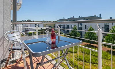 Der möblierte Balkon nach Südwesten ...