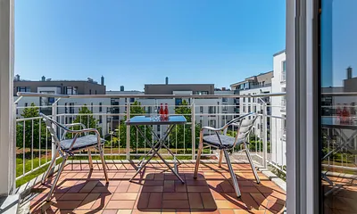 ... schaut in den schön gestalteten Garteninnenhof der Residenz Bel Vital.