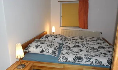 Schlafzimmer mit Doppelbett