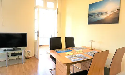 großes Wohnzimmer mit Essecke