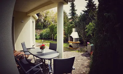 Überdachte Terrasse und Garten