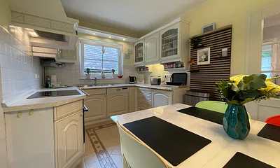 Küche m. zusätzlichem Essbereich