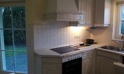 Küche m. Ausgang zur überdachten Terrasse und Garten