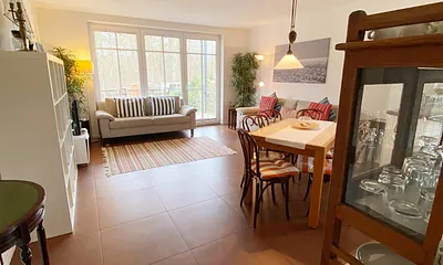 Wohnbereich mit Einbauküche und Essplatz