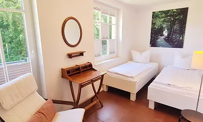 Kinderzimmer mir zwei Einzelbetten und Kleiderschrank