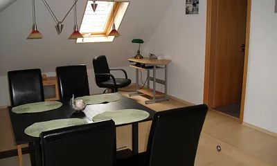 Essbereich mit Schreibtisch