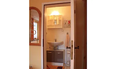 Kleines Bad mit WC und Waschgelegenheid