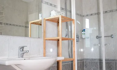 Badezimmer mit WC, Badewanne und Dusche