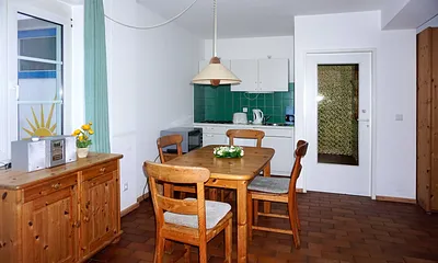 Küchenzeile mit Essbereich