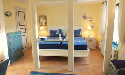 das Schlafzimmer mit Zugang zum Bad