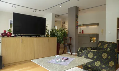 Wohnbereich mit QLED TV und Soundbar