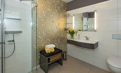 Bad mit Waschtisch und WC