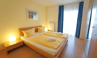 Schlafzimmer mit Doppelbett