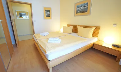 Schlafzimmer mit Doppelbett