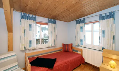 Schlafzimmer mit Doppel- und Einzelbett