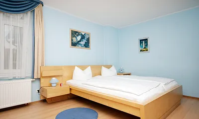 Schlafzimmer mit Doppel- und Einzelbett