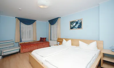 Schlafzimmer mit Doppel- und Einzelbett