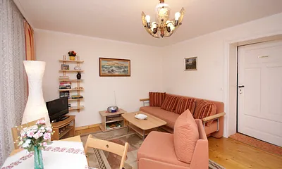 Wohnzimmer mit Essplatz, Flat-TV & Couch