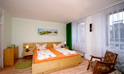 Schlafzimmer mit Doppelbett