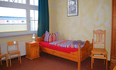 Das Einzelbett im 1. Schlafraum