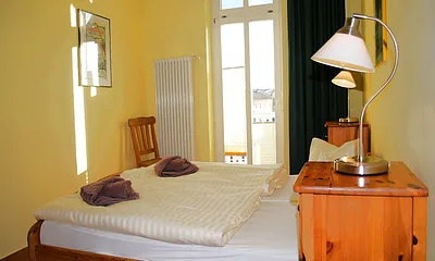 Blick in das Schlafzimmer mit Zugang zum Balkon