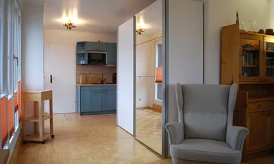 Blick zur Küche und zum Schlafraum (links befindet sich die Dachterrasse)