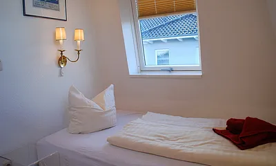 Blick auf das 1. Einzelbett im Schlafraum