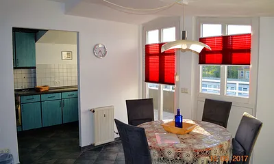 Blick auf den Essplatz, die Küche und die Dachterrasse