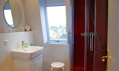 Blick in das moderne Duschbad