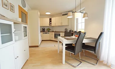 Wohnzimmer mit Esstisch und Küchenzeile