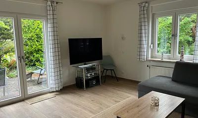 Wohnbereich mit großem Fernseher